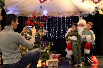 Des enfants font une photo avec le Père-Noël