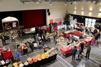 Stands du marché de Noël à la salle polyvalente