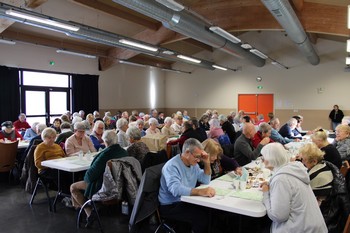 Les anciens jouent au loto