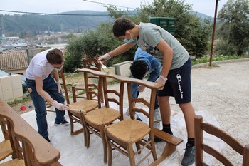 3 ados appliquent le xylophène sur les bancs