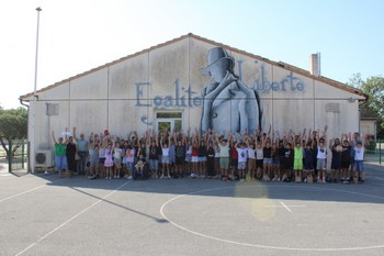 Les enfants devant la fresque de Jean Moulin