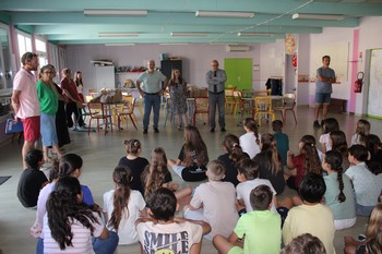 Monsieur le Maire, l'adjoint aux affaires scolaires et l'équipe enseignante devant les enfants