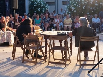 Les comédiens du théâtrans estival devant leur public