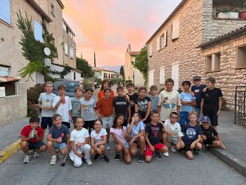 Les jeunes visitent le village des Salles sur Verdon