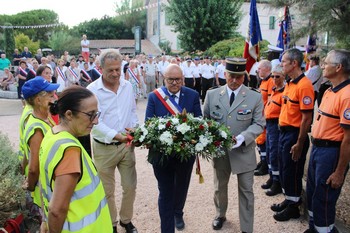 Dépôt de gerbe par M. Debray, M. le Maire, et le Colonel Moulin