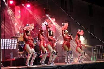 La chanteuse et des danseuses de l'orchestre Eric Ferrari