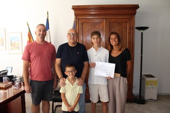 Jayden en compagnie de sa famille et de Monsieur le Maire