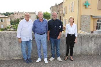 De gauche à droite : M. Caymaris, Maire de Trans-en-Provence, M. Masson, président du département du Var, M. Loew, conseiller départemental, et Mme Ferrier, adjointe aux finances
